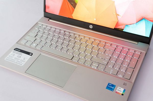 Laptop HP Pavilion 15-eg2081TU 7C0Q4PA (Core i5 1240P/ 16GB/ 512GB SSD/ Intel Iris Xe Graphics/ 15.6inch Full HD/ Windows 11 Home/ Gold/ Hợp kim nhôm)