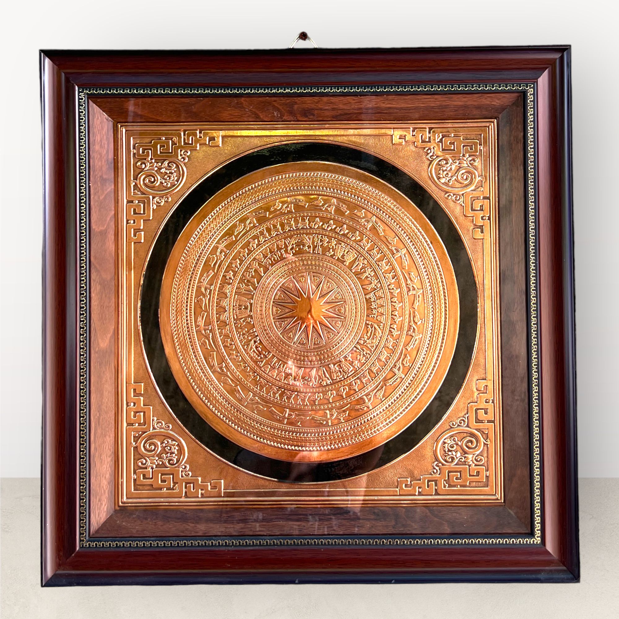  Tranh mặt trống đồng đỏ 52x52cm mẫu 1 