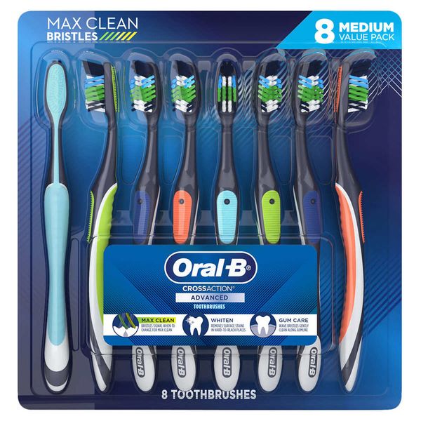 Bàn chải đánh răng mềm vừa Oral-B Cross Action Advanced - Medium, vỉ 8 cây