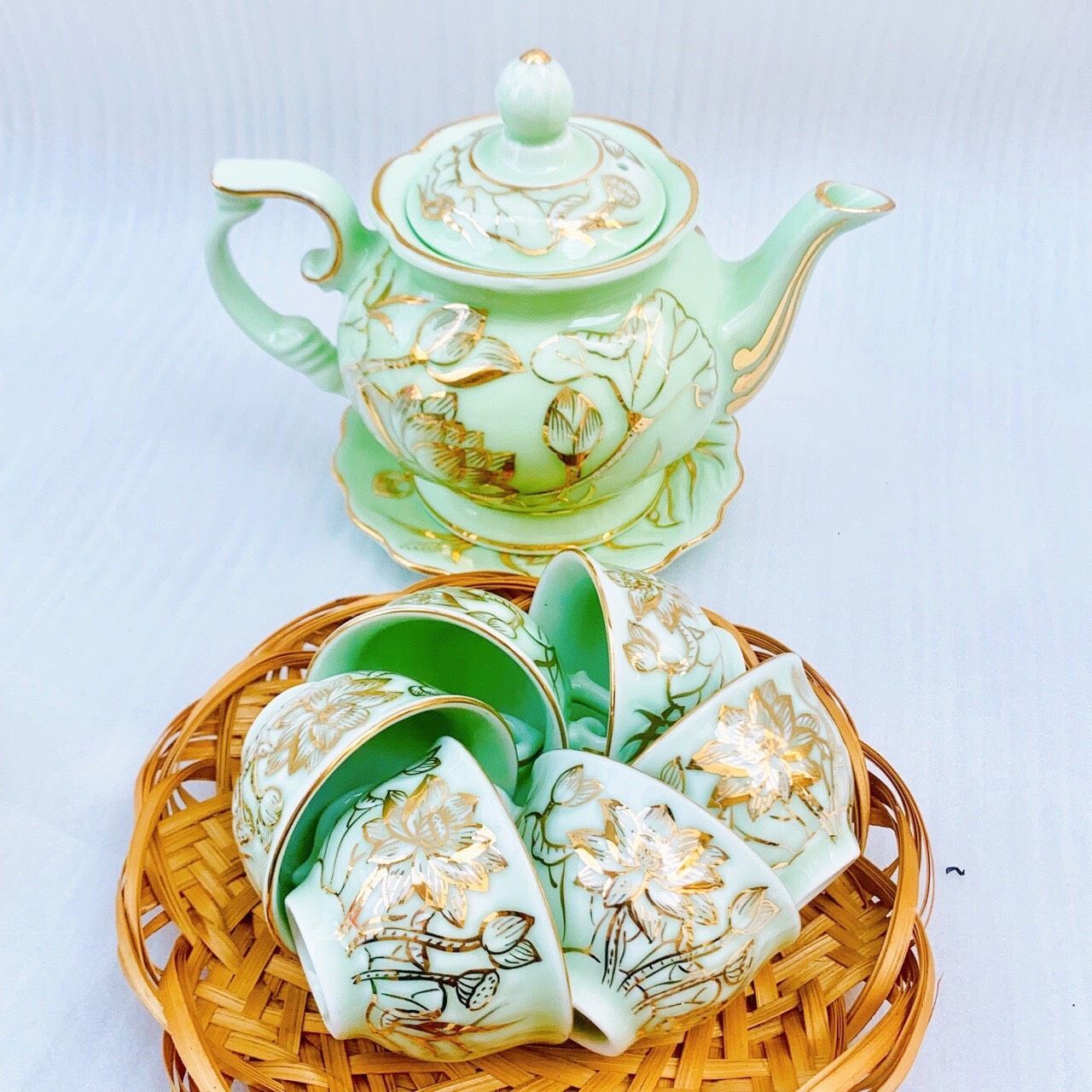  bộ ấm chén hoa sen nổi vẽ vàng 