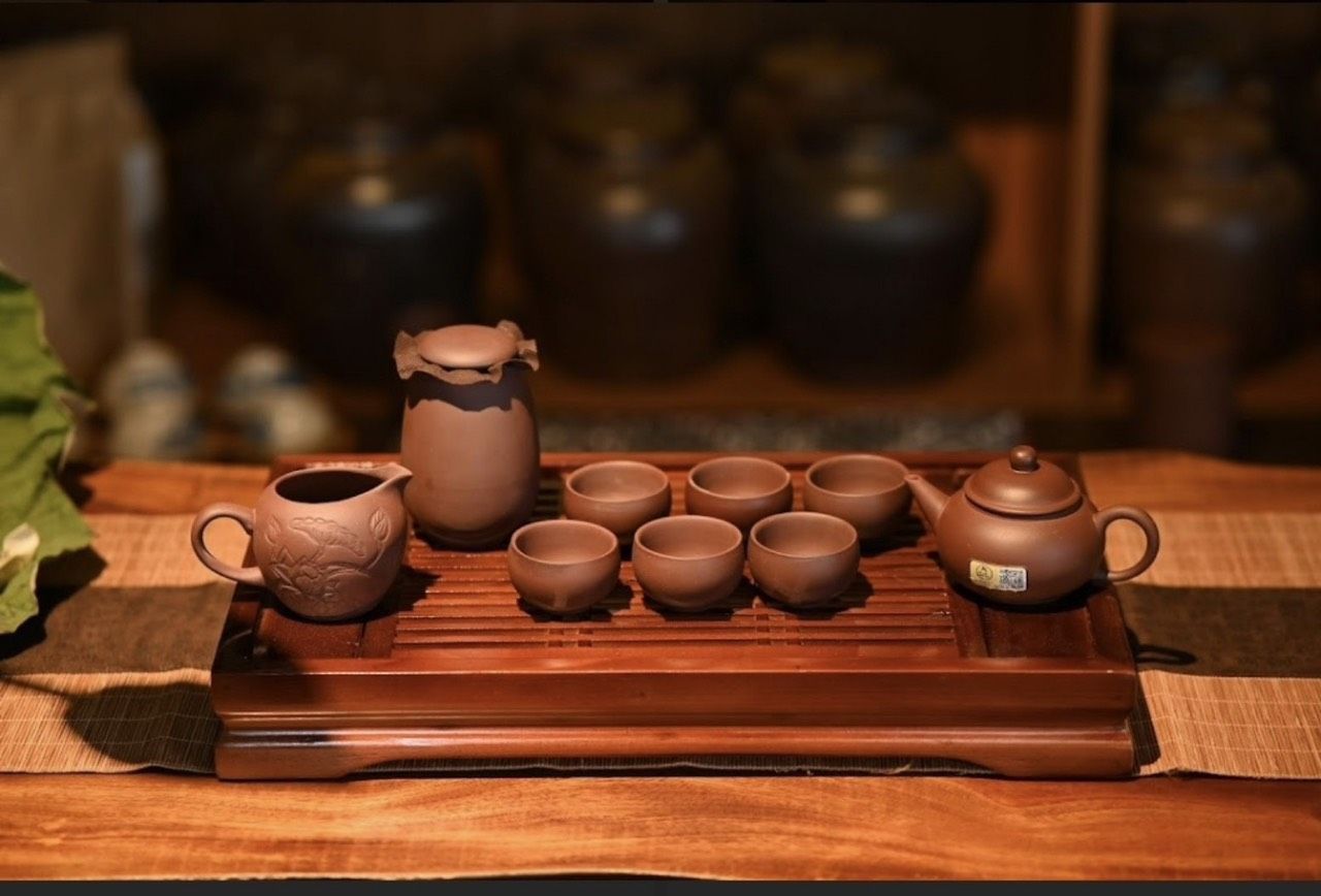 Bộ ấm chén gốm Bát Tràng mang nét đẹp truyền thống mộc mạc