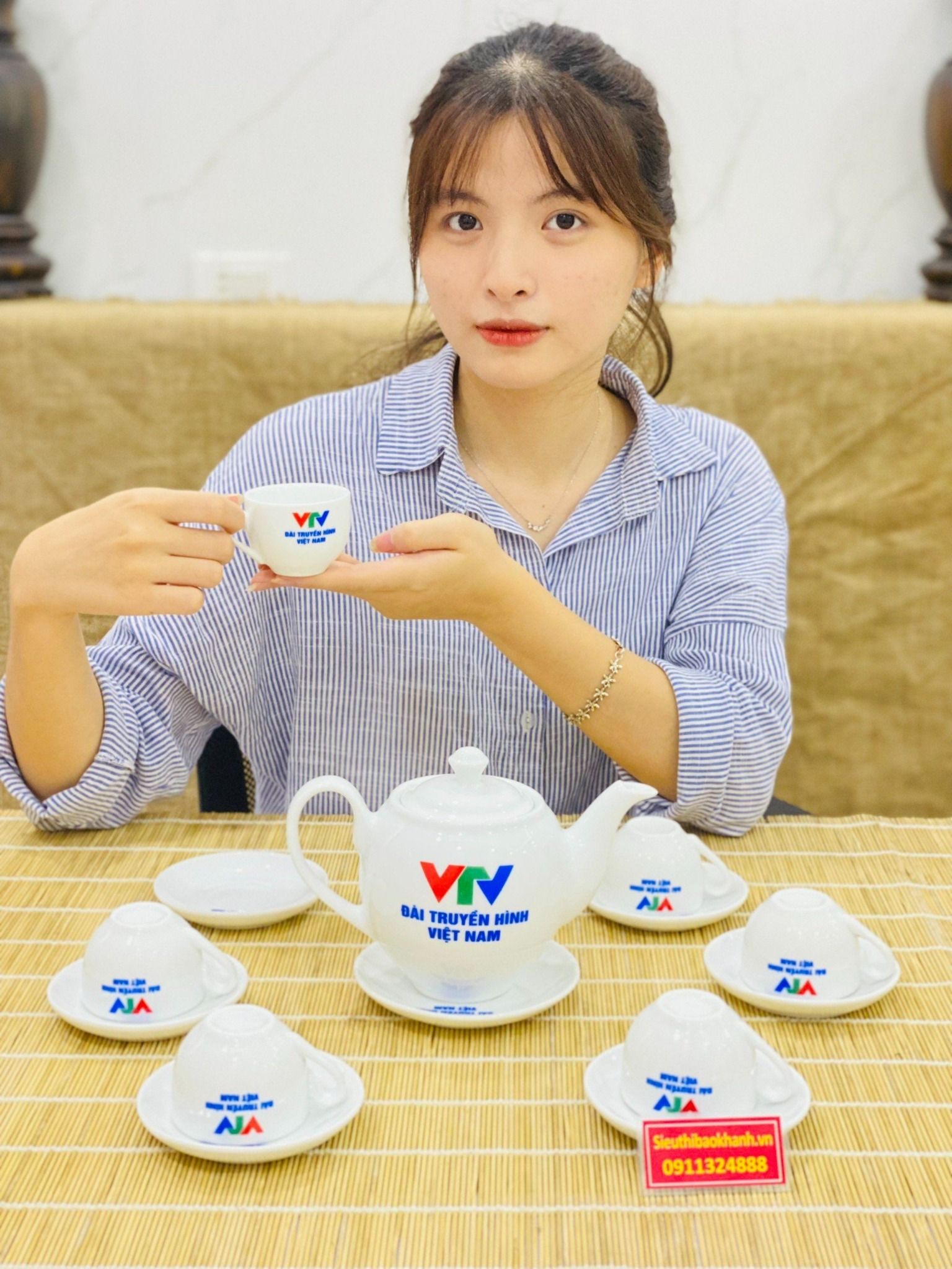  [Ấm chén in Logo] Bộ ấm trà Bát Tràng in logo VTV BKCE-000800VN-0039 