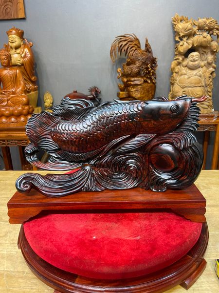  Tượng Điêu Khắc Gỗ Trắc Cá Kim Long: Vẻ Đẹp Tinh Tế và Sức Mạnh Tâm Linh 