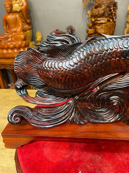  Tượng Điêu Khắc Gỗ Trắc Cá Kim Long: Vẻ Đẹp Tinh Tế và Sức Mạnh Tâm Linh 