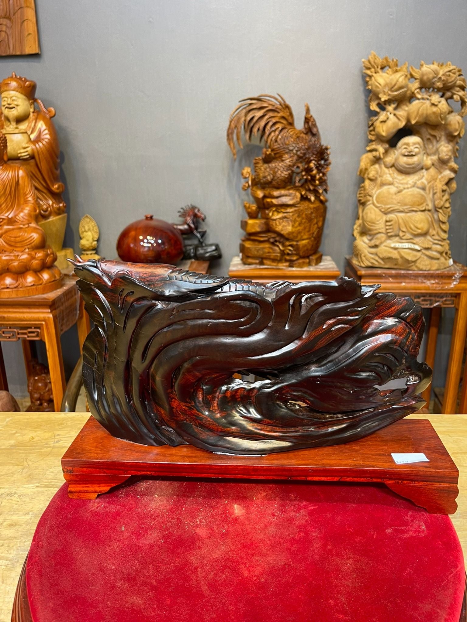  Tượng Điêu Khắc Gỗ Trắc Cá Kim Long: Vẻ Đẹp Tinh Tế và Sức Mạnh Tâm Linh 