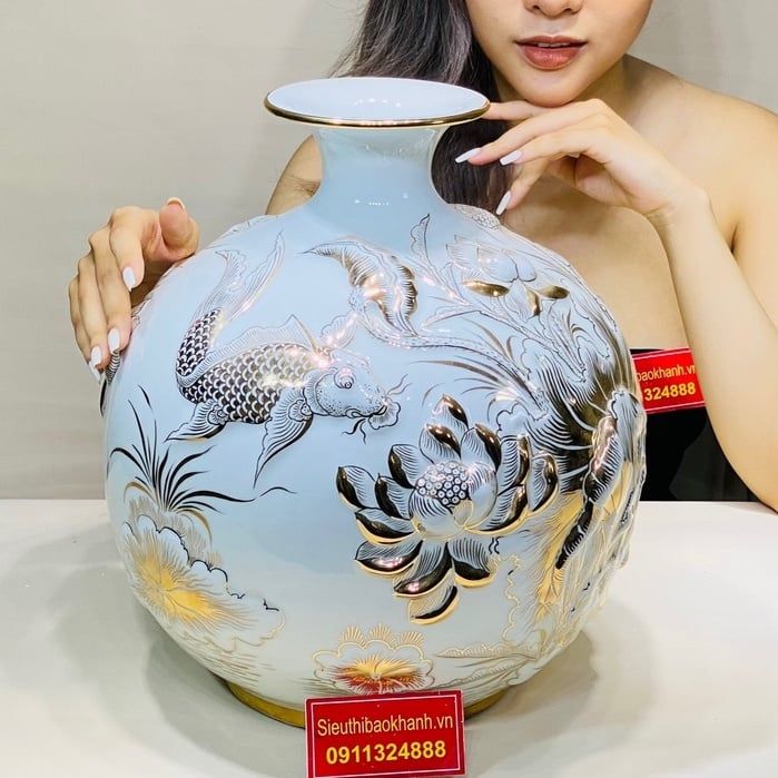  [HÀNG NGHỆ NHÂN]-Bình hút lộc Bát Tràng đắp nổi vẽ vàng họa tiết lí ngư 
