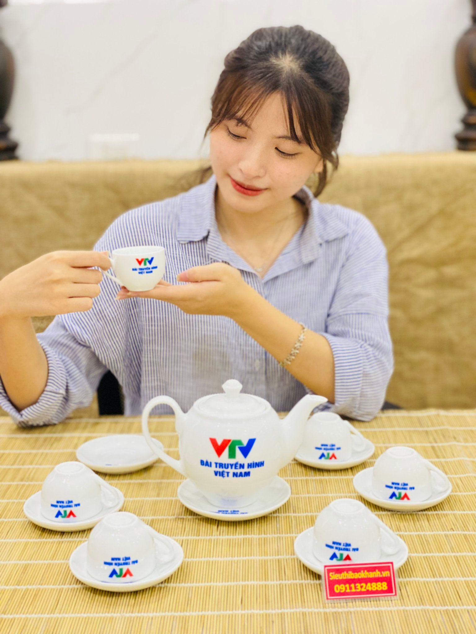  Bộ Ấm Chén VTV Men Trắng Bát Tràng – Gốm Sứ Cao Cấp, Sang Trọng, Ý Nghĩa BKCEVN-8188 