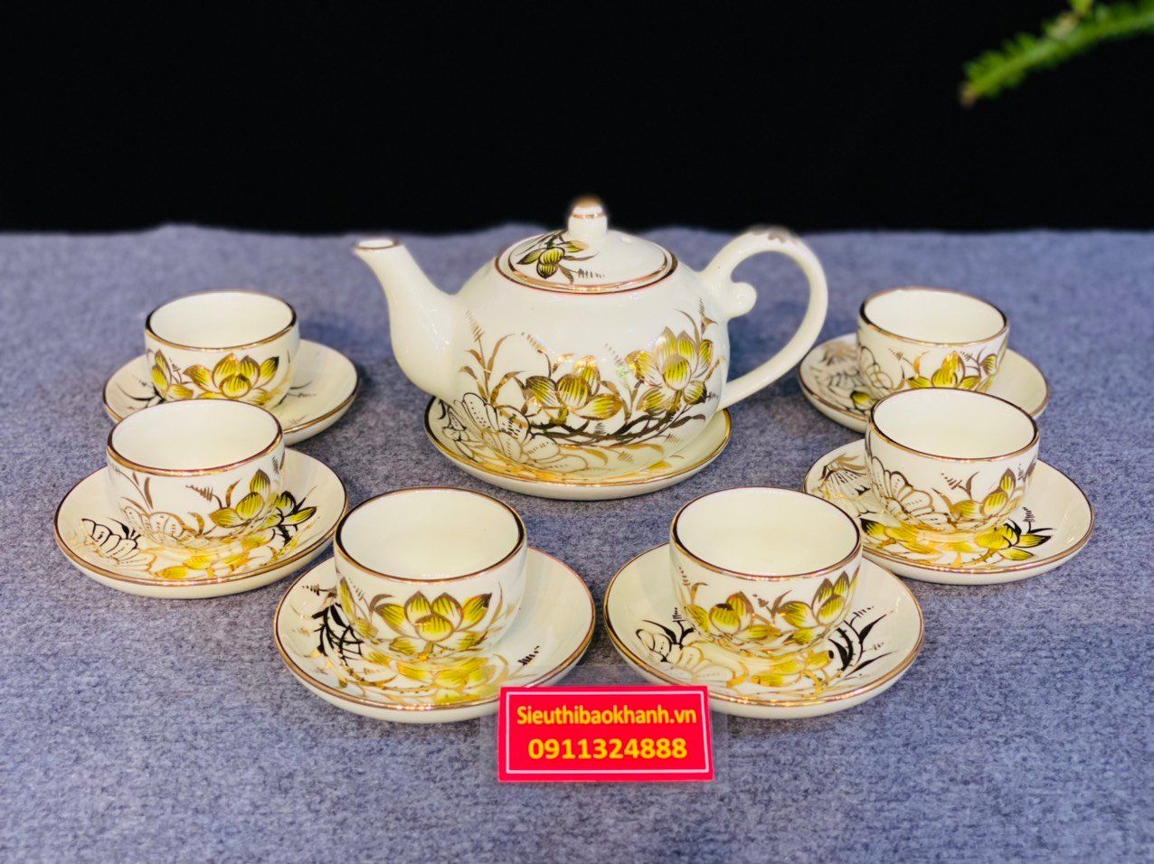  Bộ ấm chén họa tiết hoa sen viền vàng 