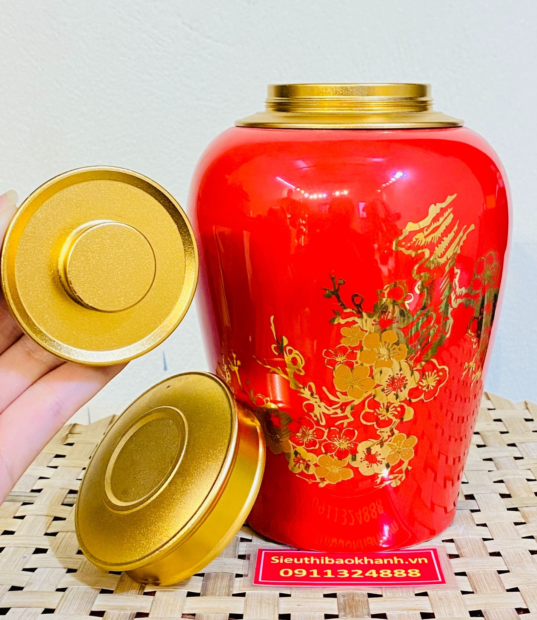  Hũ đựng chè được làm bằng gốm sứ men đỏ với họa tiết bông đào 