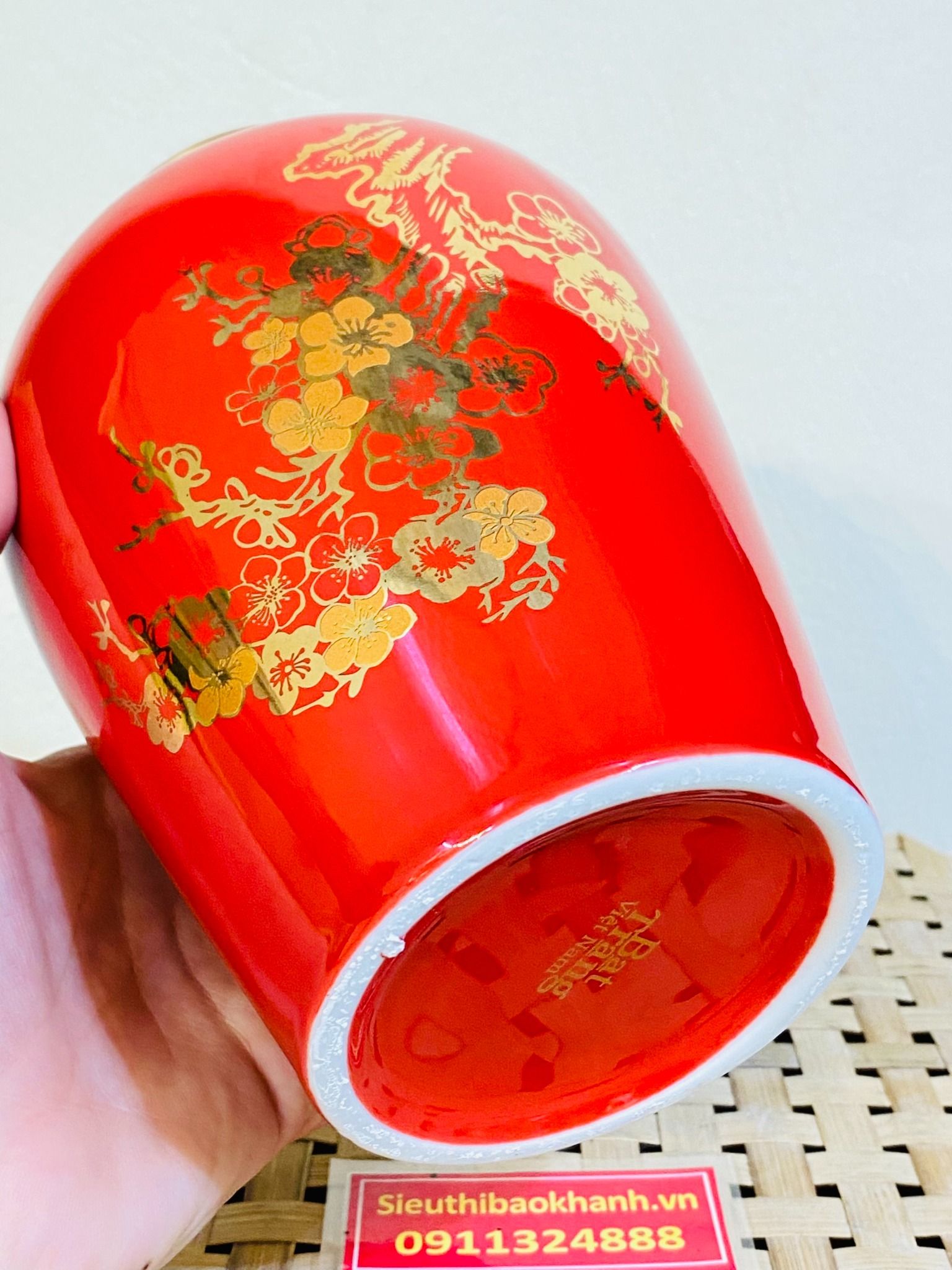  Hũ đựng chè được làm bằng gốm sứ men đỏ với họa tiết bông đào 