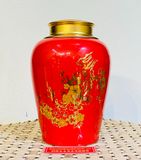  Hũ đựng chè được làm bằng gốm sứ men đỏ với họa tiết bông đào 