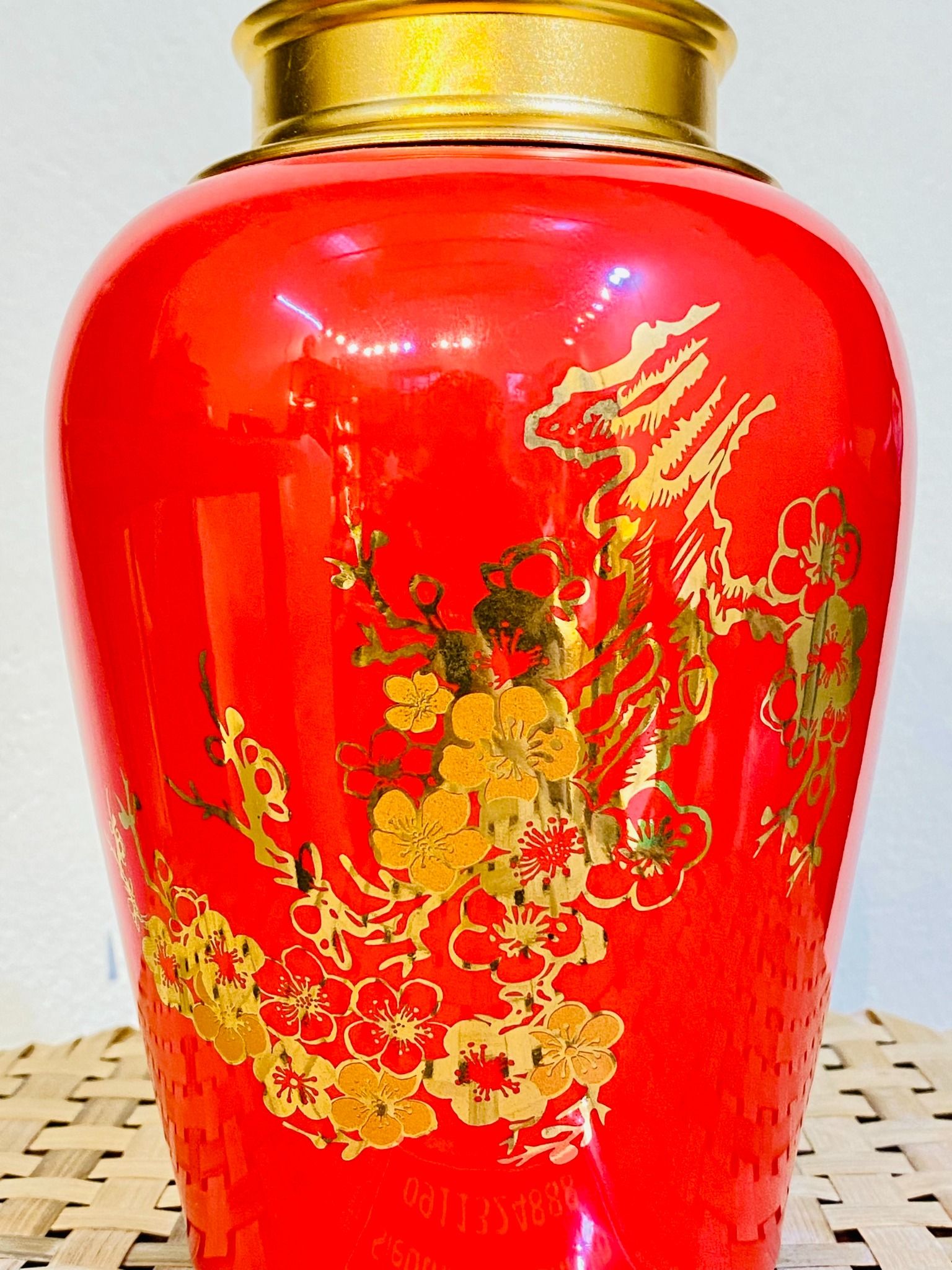  Hũ đựng chè được làm bằng gốm sứ men đỏ với họa tiết bông đào 