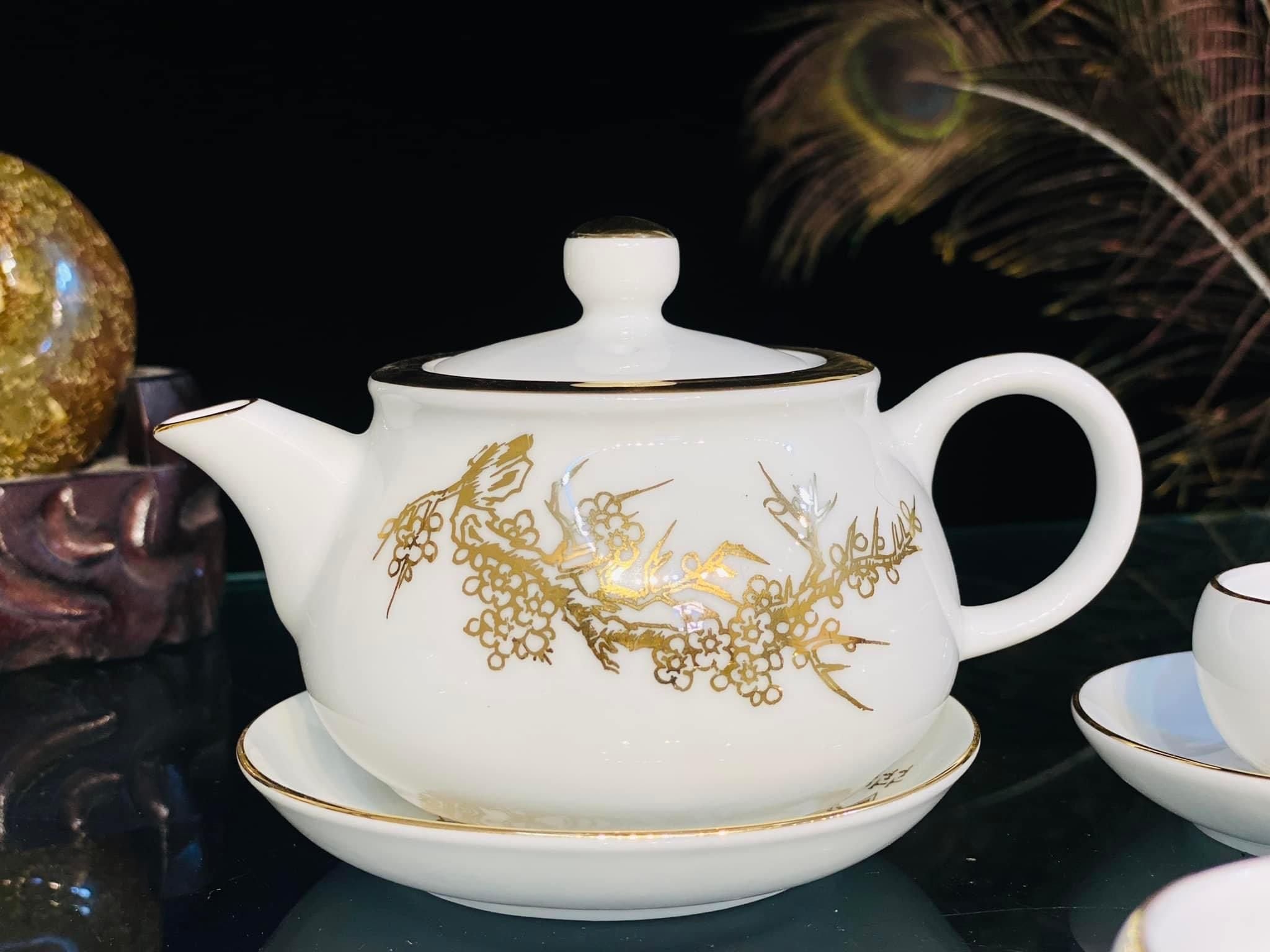  Bộ ấm chén dáng tròn, nhỏ nhỏ xinh xinh, men trắng viền vàng vẽ công đào 