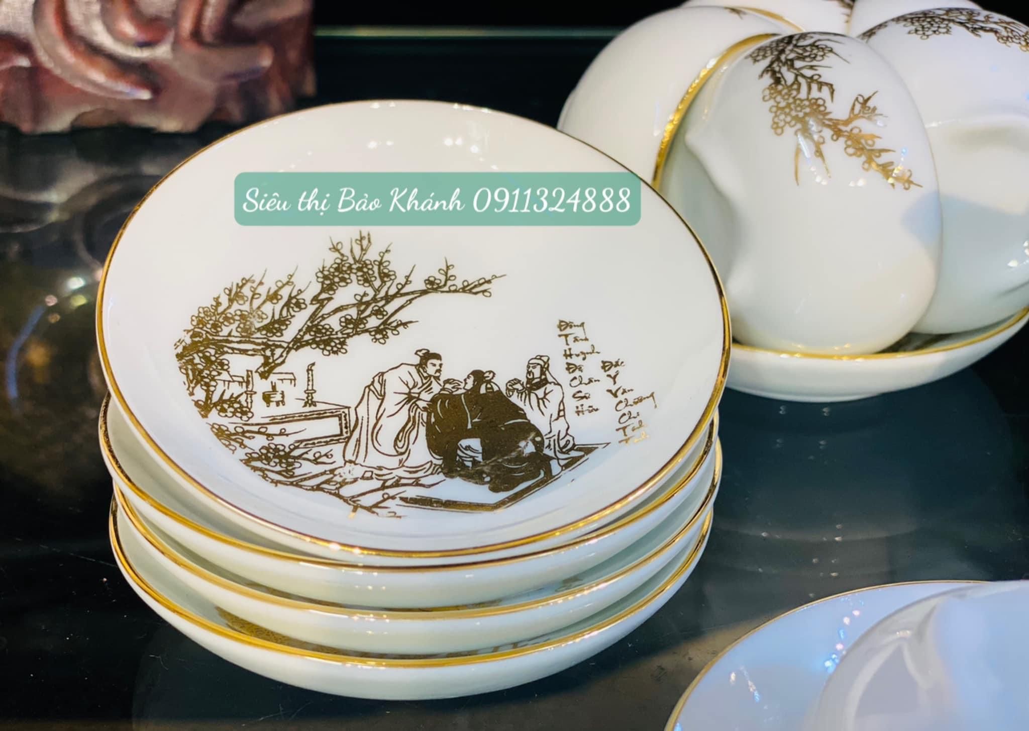  Bộ ấm chén dáng tròn, nhỏ nhỏ xinh xinh, men trắng viền vàng vẽ công đào 