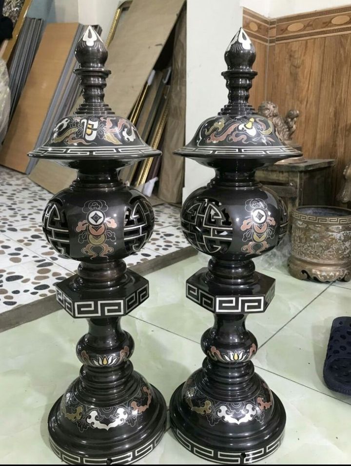  Đôi đèn thờ bằng đồng khảm ngũ sắc 