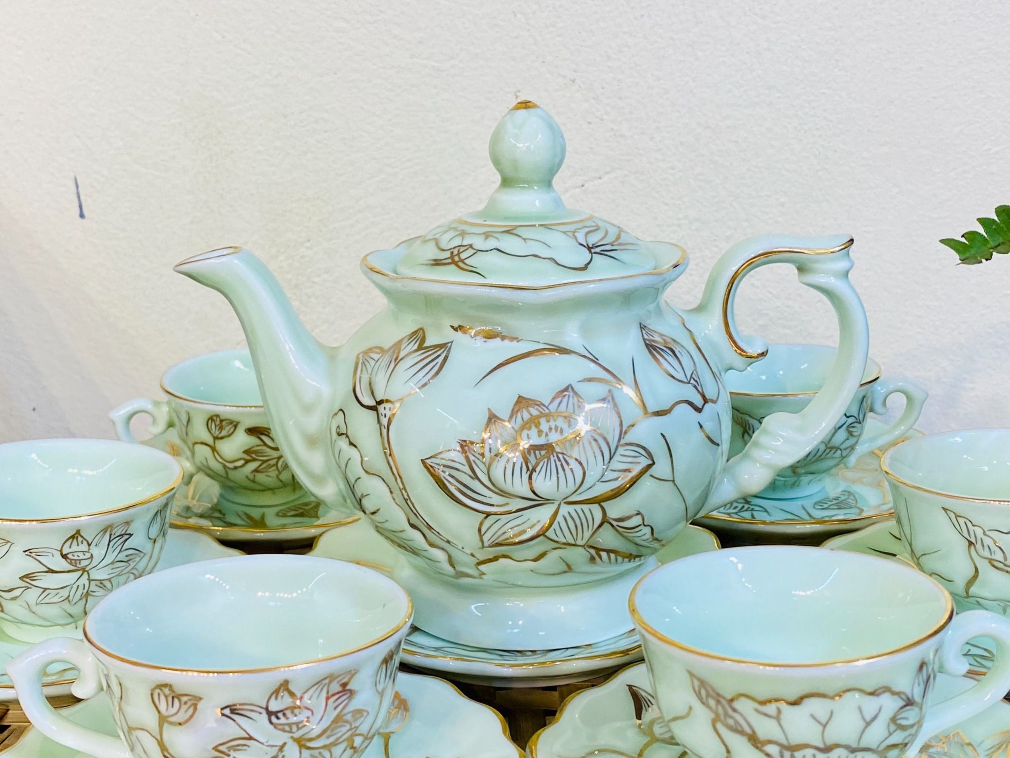  Bộ ấm chén men ngọc vẽ vàng kim họa tiết Bông sen 