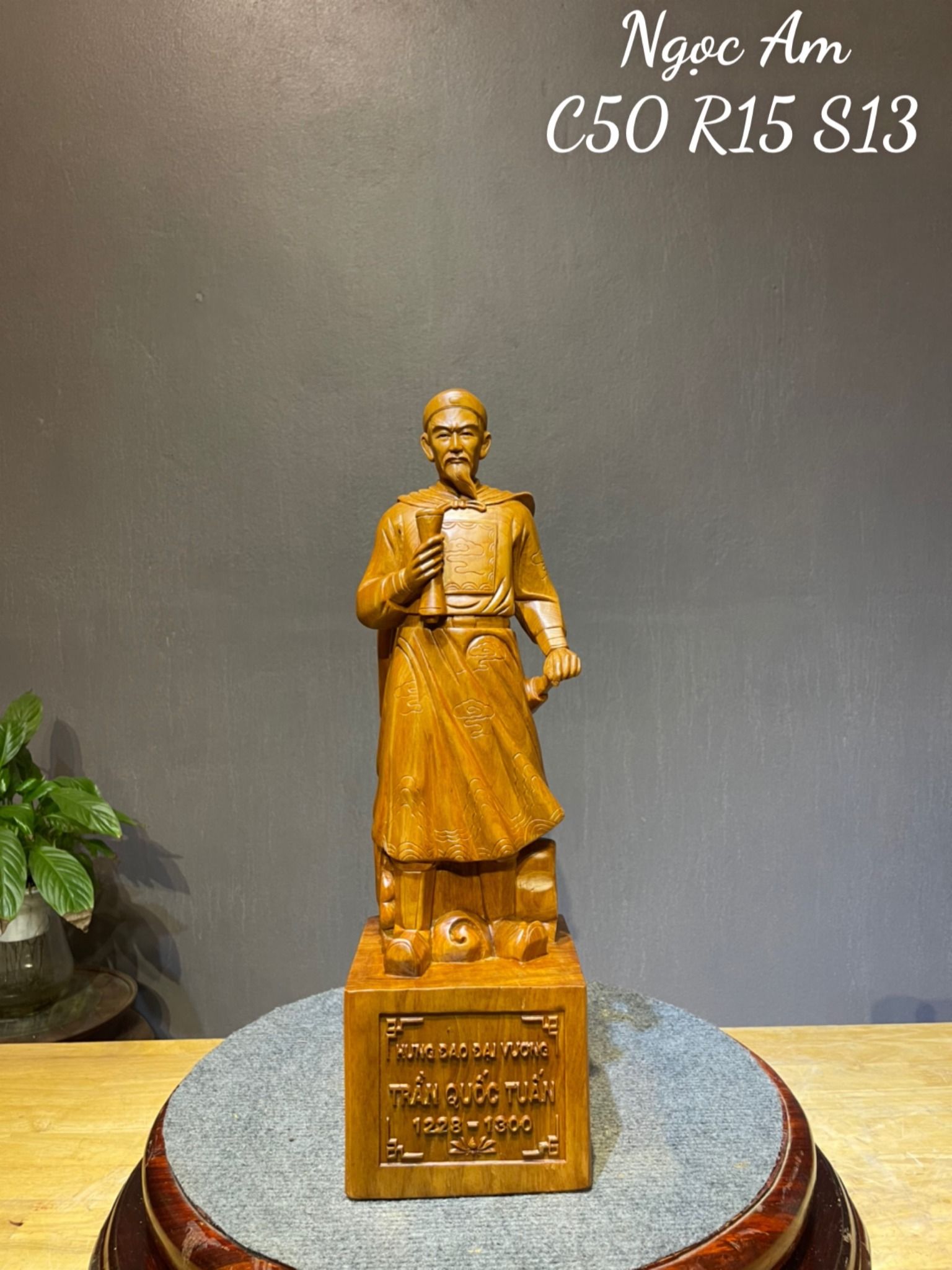 Tượng Trần Quốc Tuấn 