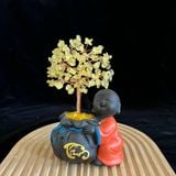  CÂY TÀI LỘC ĐÁ THẠCH ANH MẪU CHÚ TIỂU ÔM CÂY CAO 18CM (NHIỀU KIỂU) 