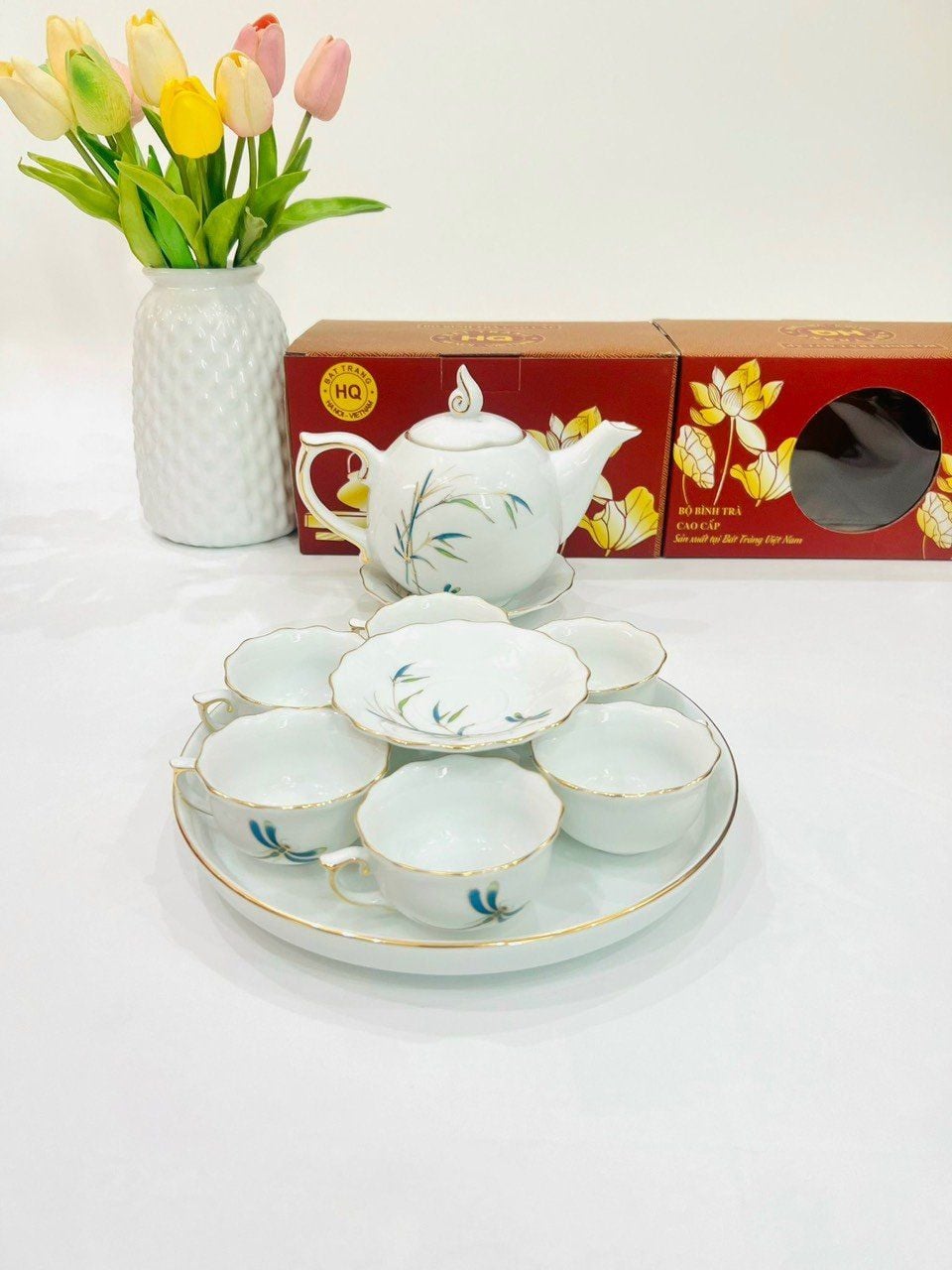  Bộ Ấm Chén Mẫu Đơn Trắng Chỉ Vàng Khay Trúc Chuồn BKCEVN-8085 