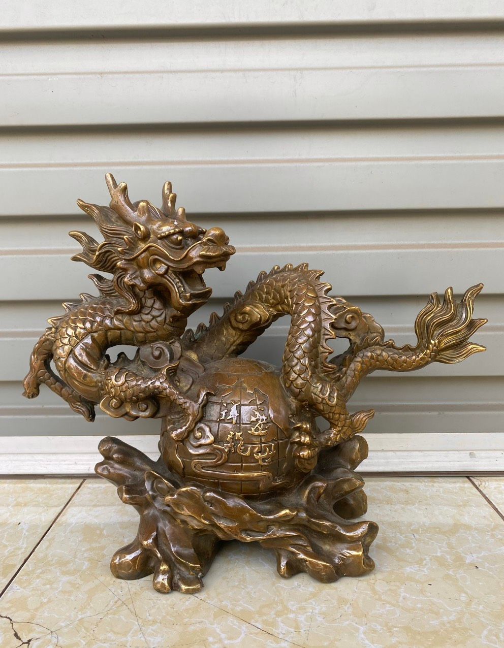  RỒNG   QUẤN   QUẢ  ĐỊA  CẦU 