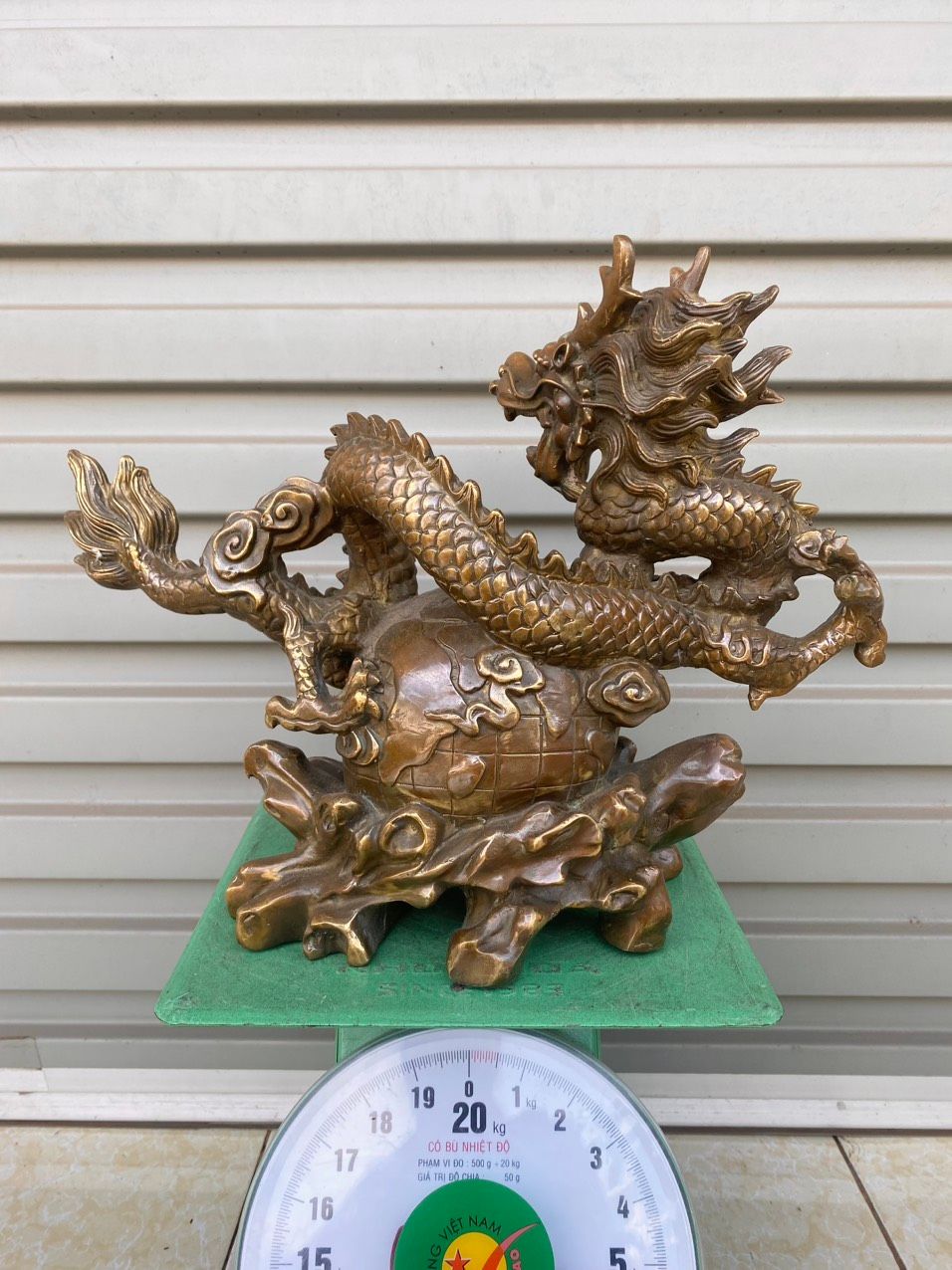  RỒNG   QUẤN   QUẢ  ĐỊA  CẦU 