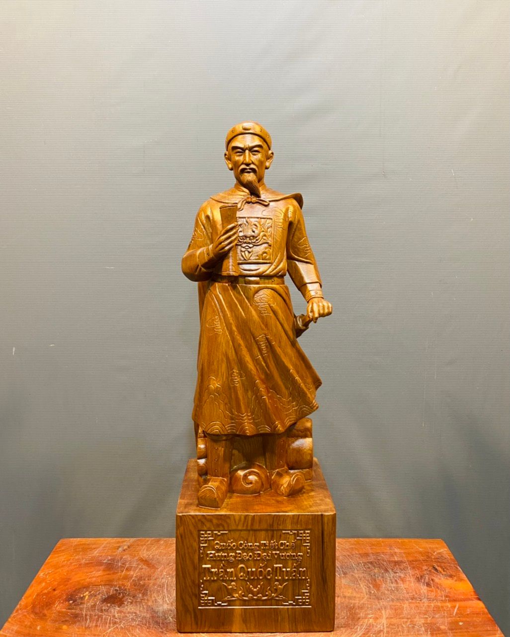  Tượng Gỗ Trần Quốc Tuấn: Biểu Tượng Nghệ Thuật Mang Hơi Thở Lịch Sử! 