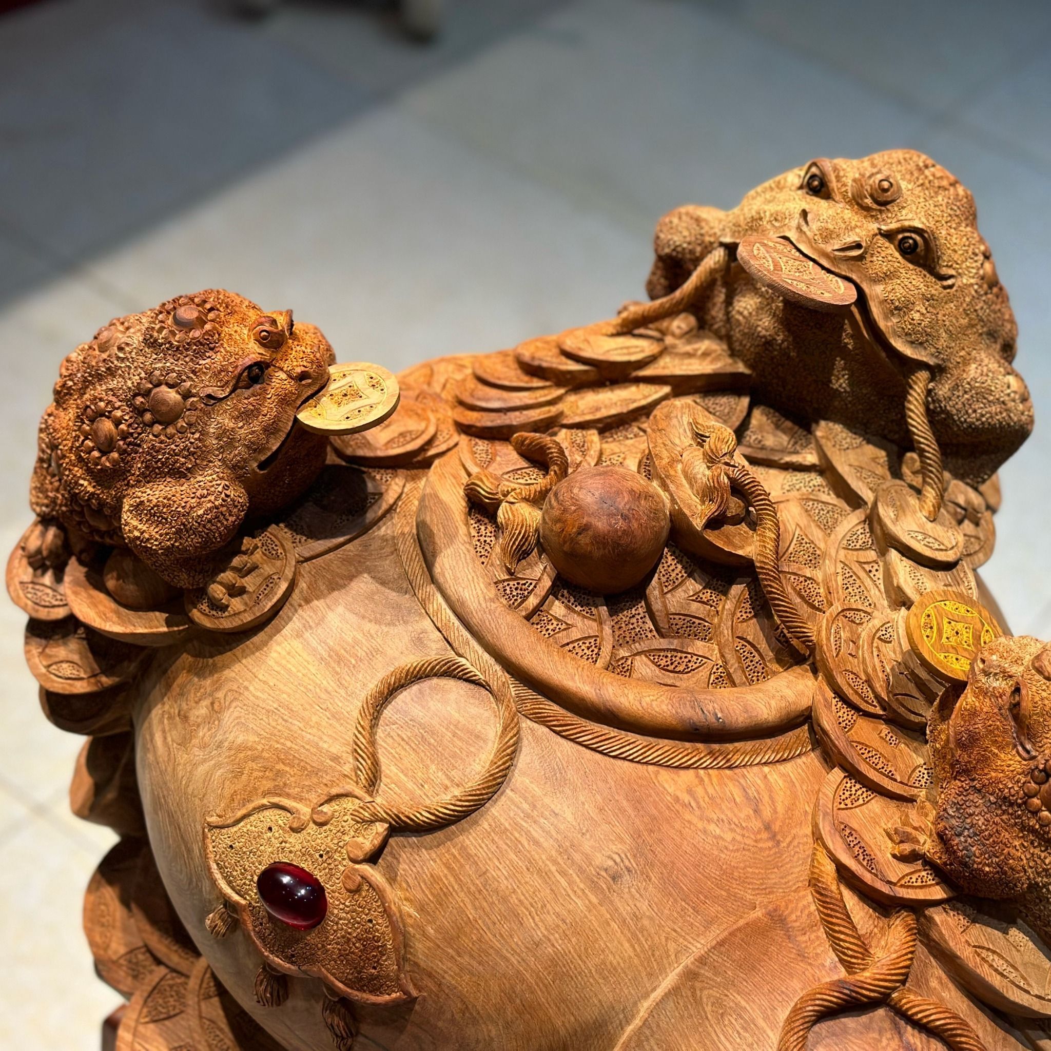  Chum Tam Cóc Tài Lộc: Biểu Tượng May Mắn và Thịnh Vượng Trên Gỗ Điêu Khắc 