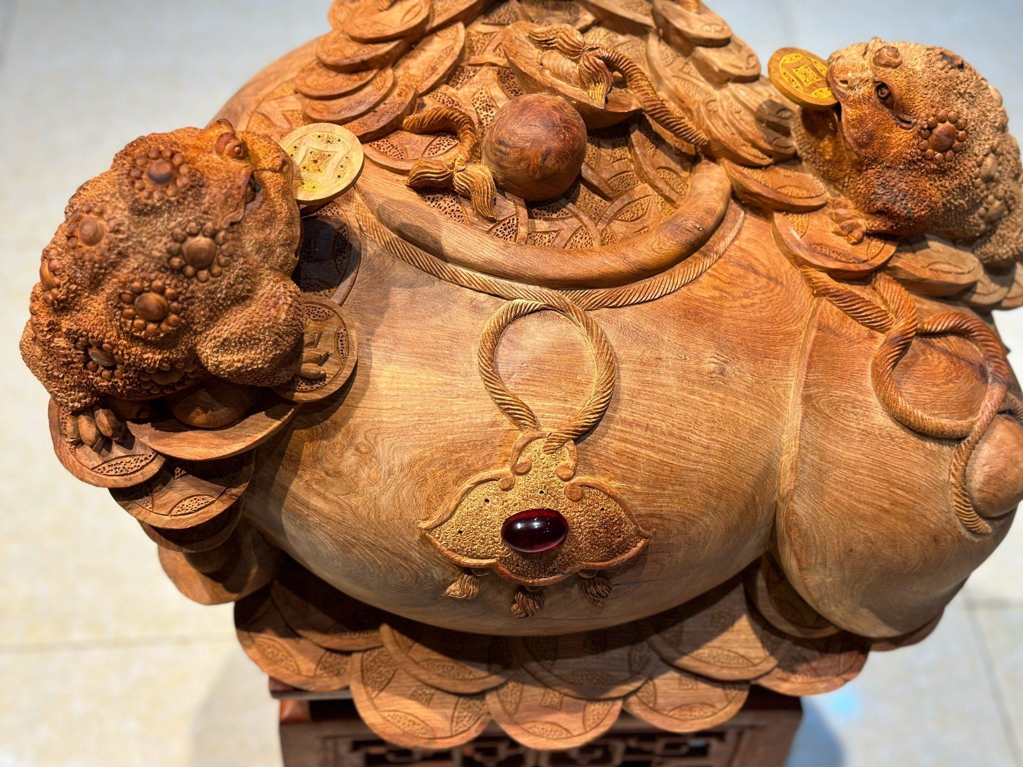  Chum Tam Cóc Tài Lộc: Biểu Tượng May Mắn và Thịnh Vượng Trên Gỗ Điêu Khắc 