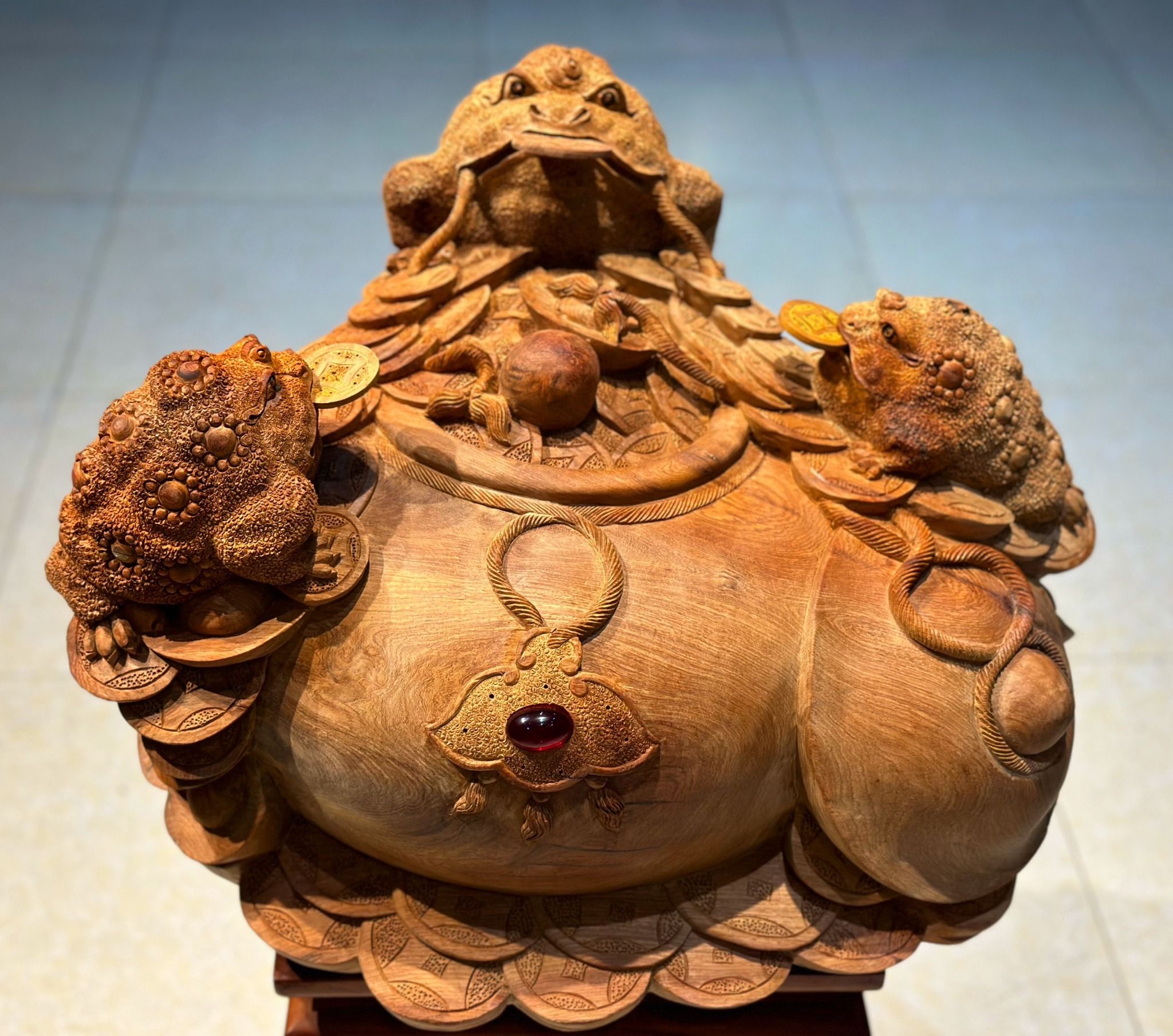  Chum Tam Cóc Tài Lộc: Biểu Tượng May Mắn và Thịnh Vượng Trên Gỗ Điêu Khắc 