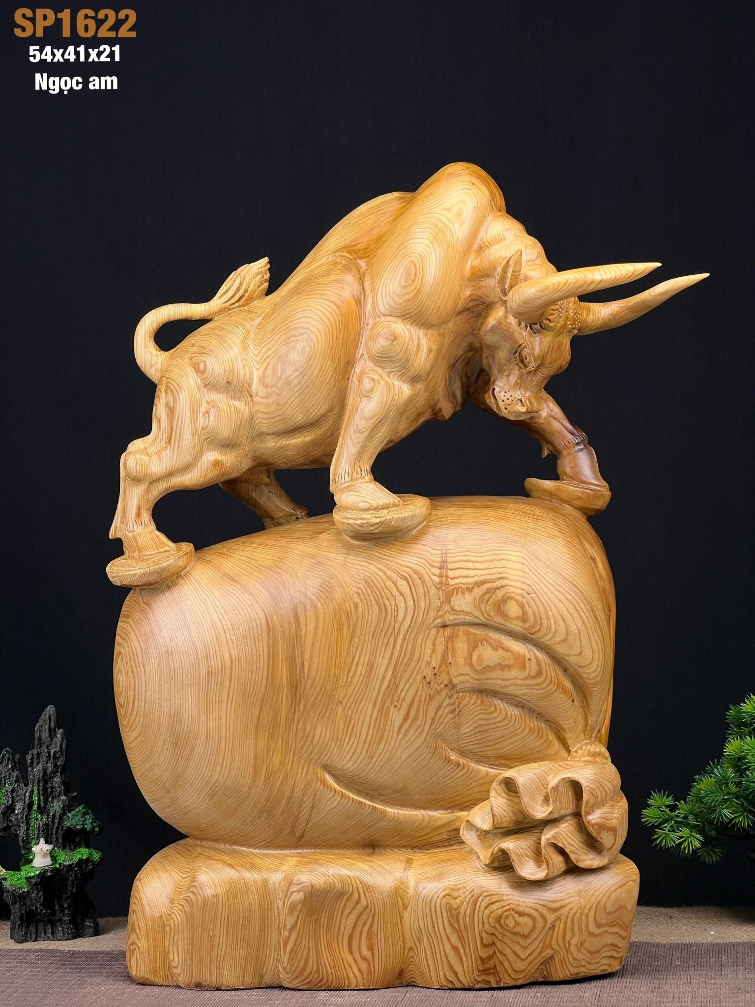  Sự Hòa Quyện Giữa Nghệ Thuật và May Mắn: Điêu Khắc Gỗ Bò Tót Đứng Bao Tiền Tài Lộc 