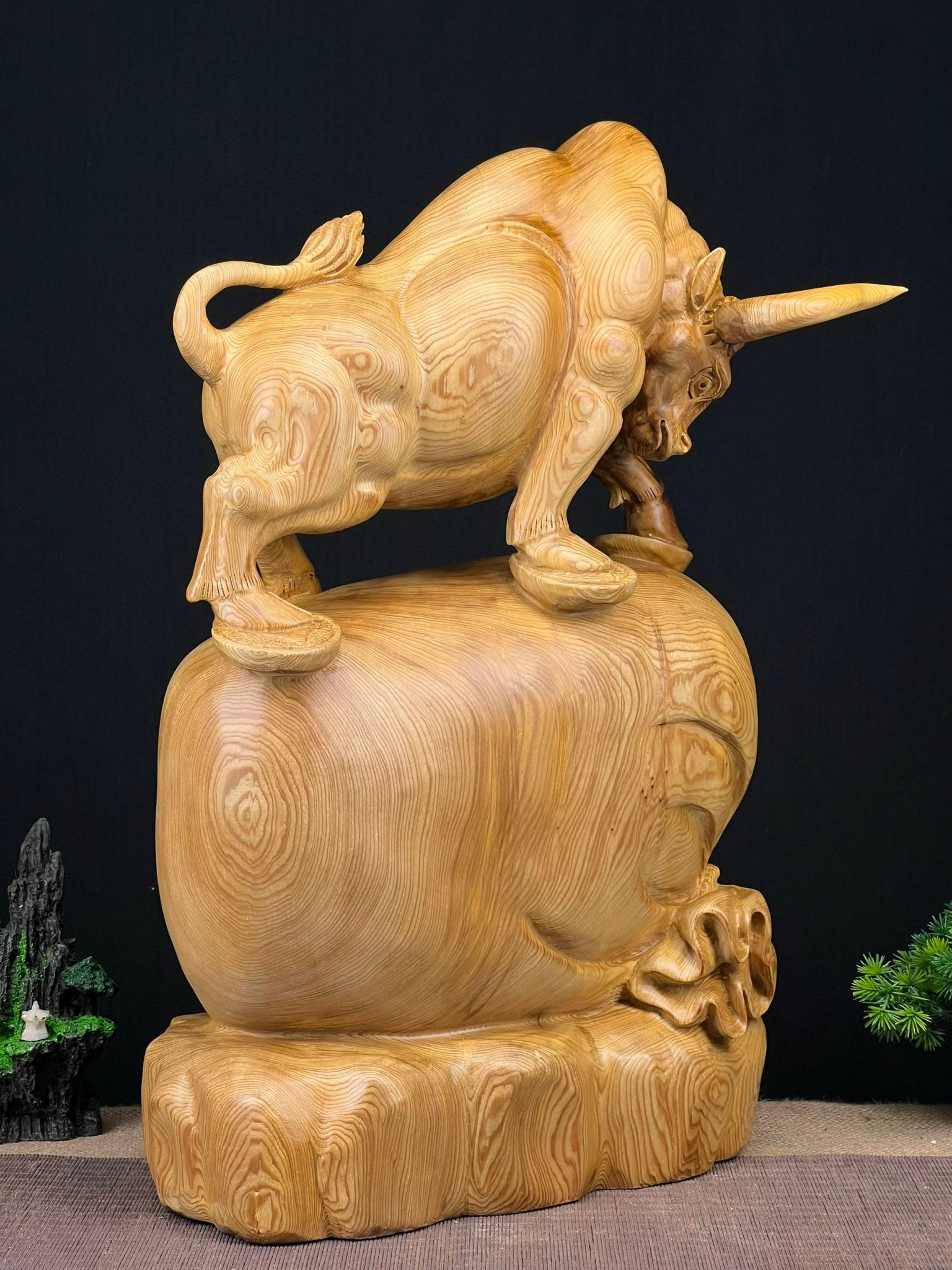  Sự Hòa Quyện Giữa Nghệ Thuật và May Mắn: Điêu Khắc Gỗ Bò Tót Đứng Bao Tiền Tài Lộc 