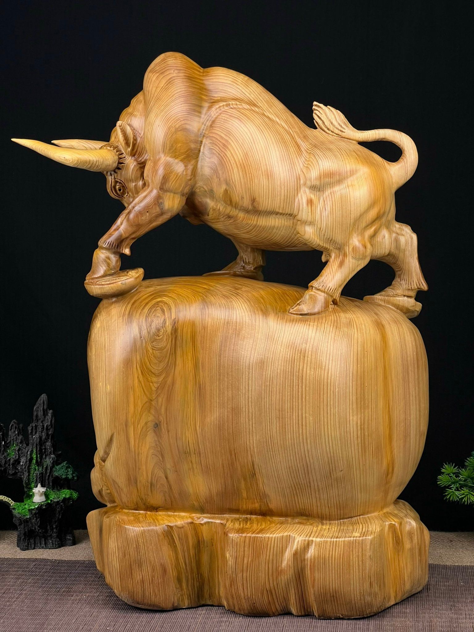  Sự Hòa Quyện Giữa Nghệ Thuật và May Mắn: Điêu Khắc Gỗ Bò Tót Đứng Bao Tiền Tài Lộc 
