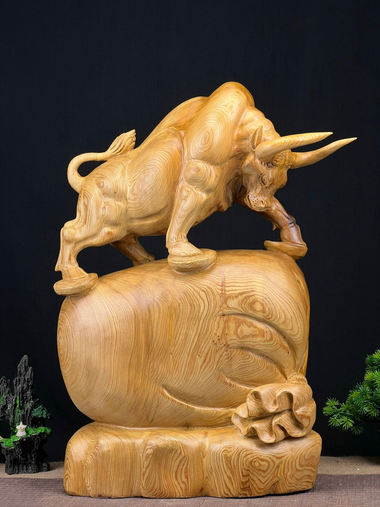  Sự Hòa Quyện Giữa Nghệ Thuật và May Mắn: Điêu Khắc Gỗ Bò Tót Đứng Bao Tiền Tài Lộc 