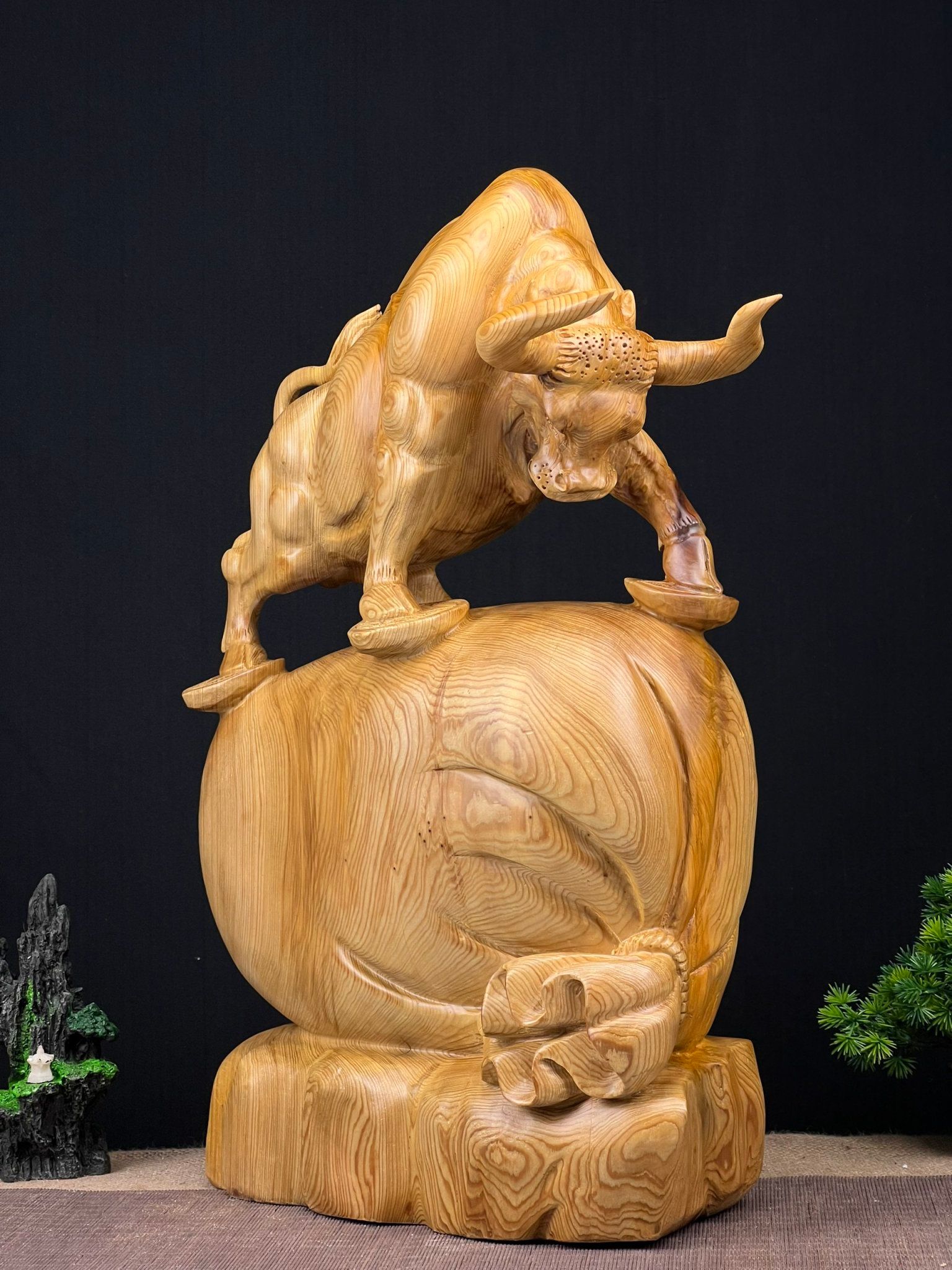  Sự Hòa Quyện Giữa Nghệ Thuật và May Mắn: Điêu Khắc Gỗ Bò Tót Đứng Bao Tiền Tài Lộc 