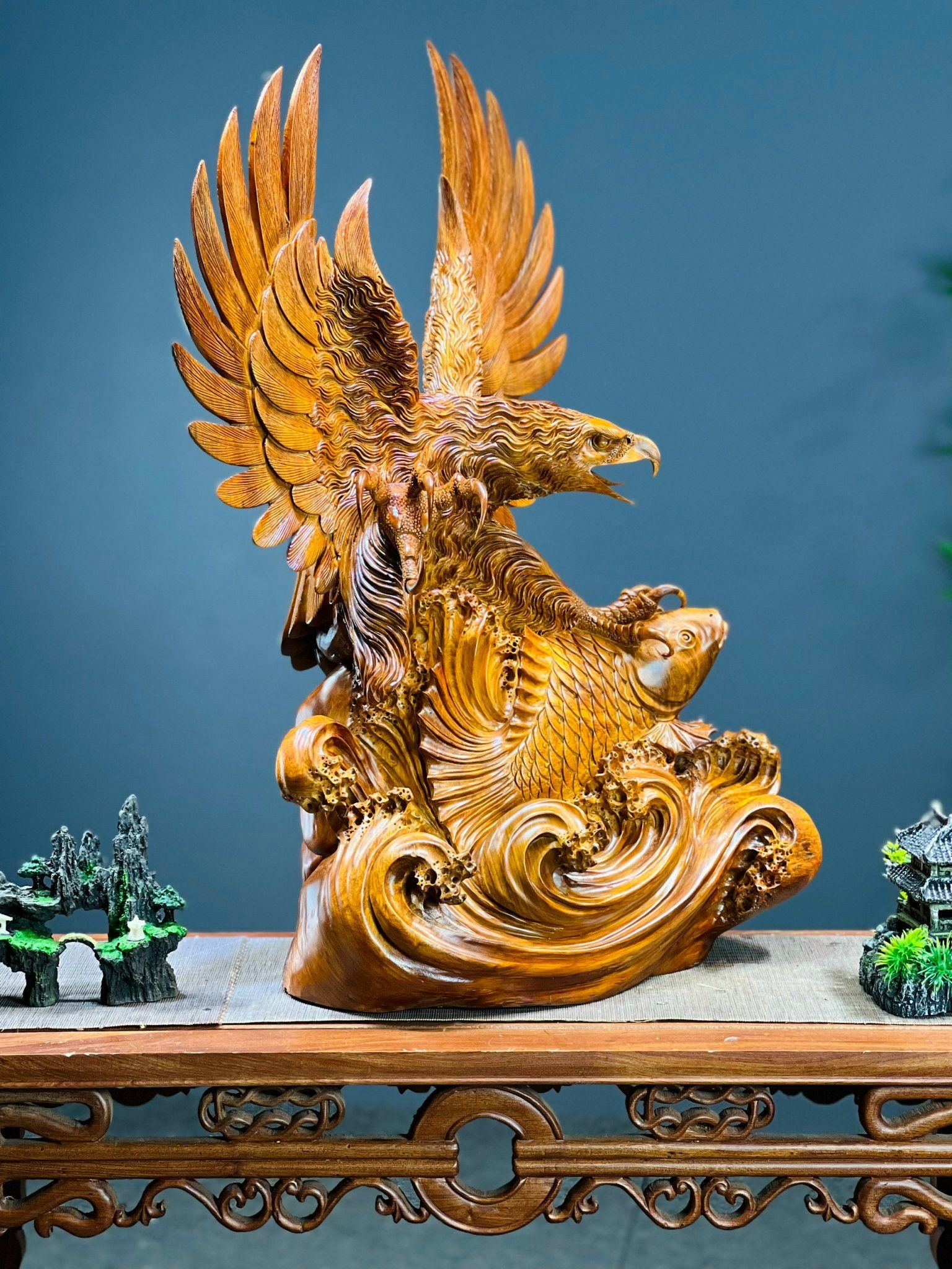  Đại bàng săn mồi (đục kỹ) - Gỗ hương ta 