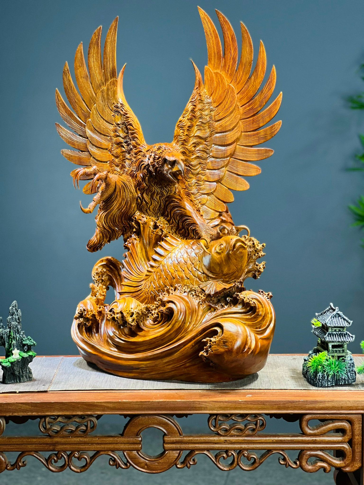  Đại bàng săn mồi (đục kỹ) - Gỗ hương ta 