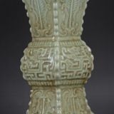  Bình hoa gốm cổ. 