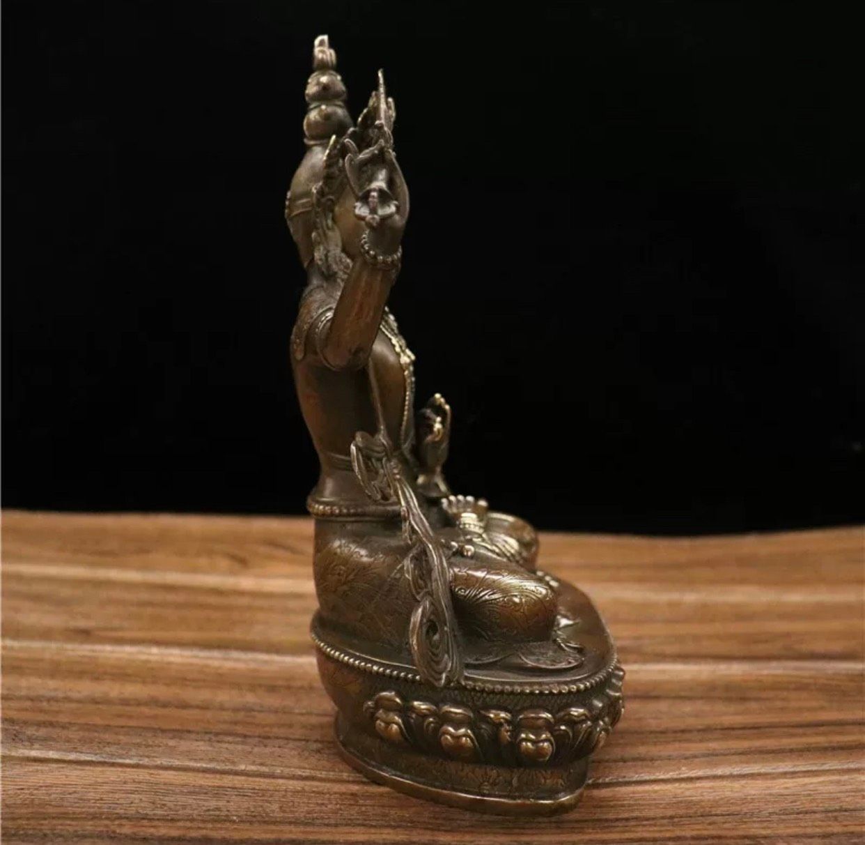  Tượng phật nâng kiếm 