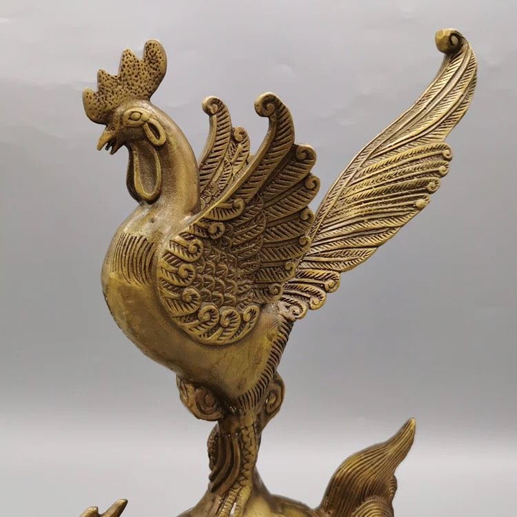  Gà trống đứng trên lưng rùa 