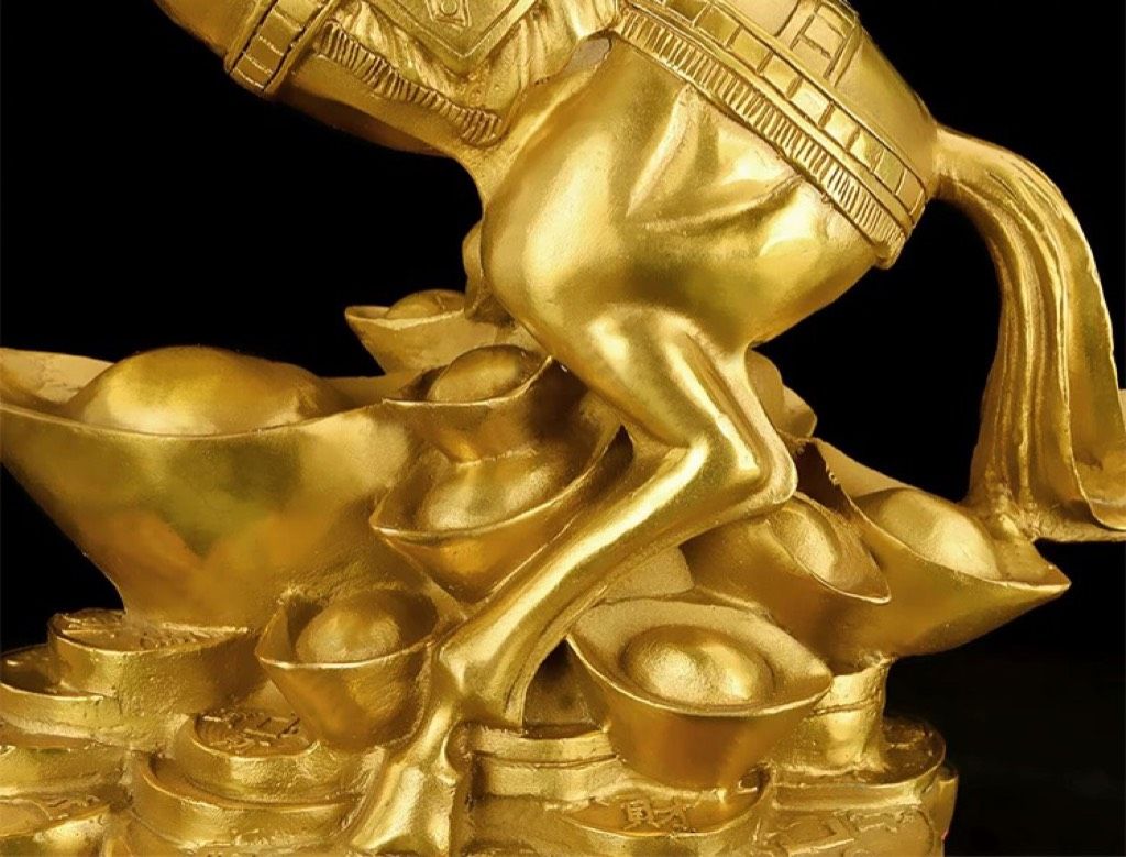  Ngựa đứng trên vàng 