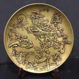  Đĩa hoa văn hội chợ (chất liệu đồng) 