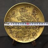  Đĩa hoa văn hội chợ (chất liệu đồng) 