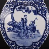  Bình cổ hoa văn trắng xanh có tai cầm 