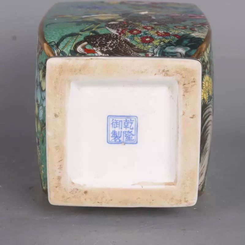  Bình cổ chim và hoa màu xanh lá 