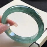  Ngọc bích tự nhiên - với sắc xanh nổi bật và độ trong suốt, mang lại vẻ đẹp tự nhiên và sang trọng 