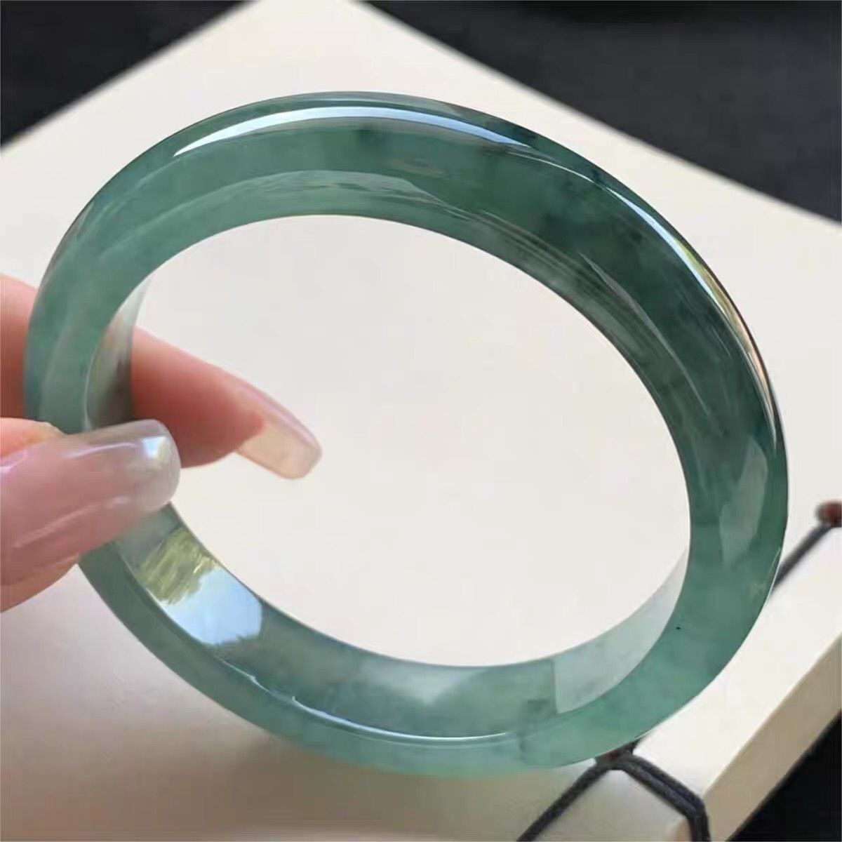  Ngọc bích tự nhiên - với sắc xanh nổi bật và độ trong suốt, mang lại vẻ đẹp tự nhiên và sang trọng 