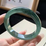  Ngọc bích tự nhiên - với sắc xanh nổi bật và độ trong suốt, mang lại vẻ đẹp tự nhiên và sang trọng 