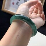  Ngọc bích tự nhiên - với sắc xanh nổi bật và độ trong suốt, mang lại vẻ đẹp tự nhiên và sang trọng 