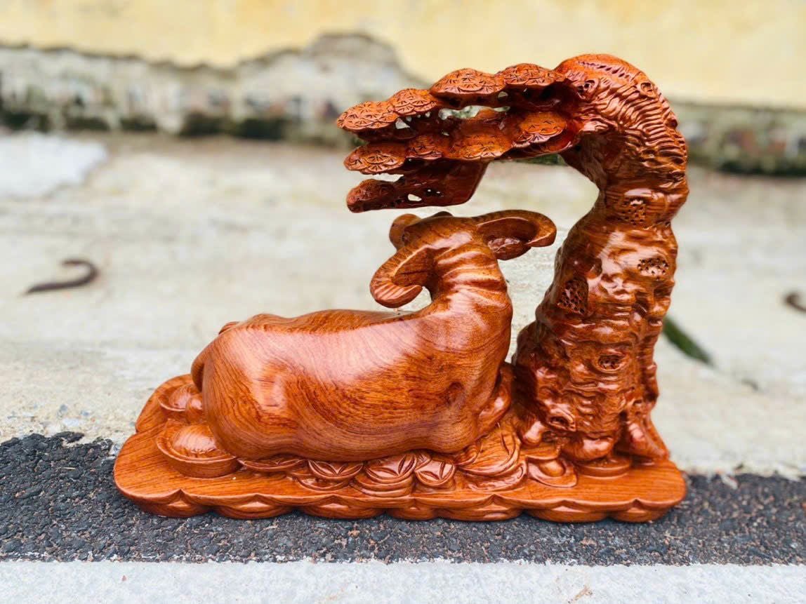  Tượng Trâu Ngồi Chất Liệu Gỗ Hương Đá 