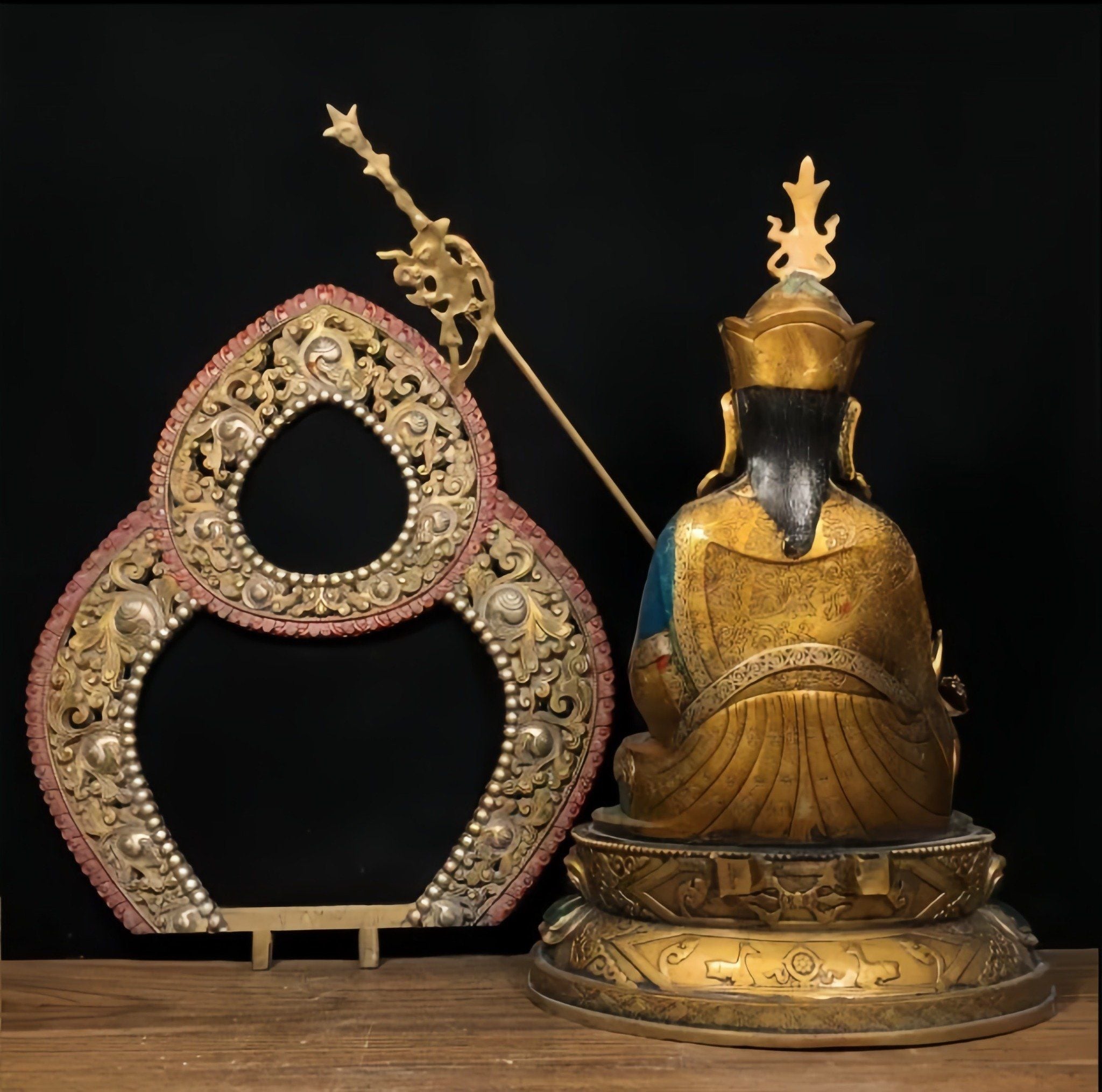  Tượng cổ Phật trên đài sen 